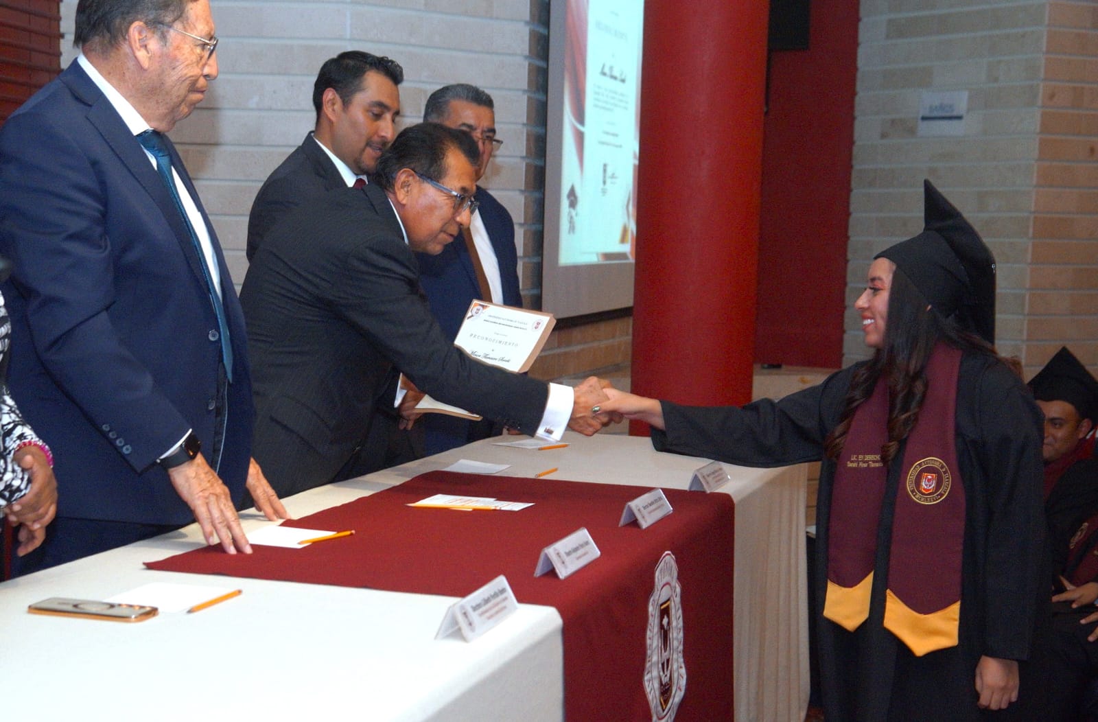 Nuevos profesionales en Derecho campus Teacalco concluyen sus estudios en la UATx